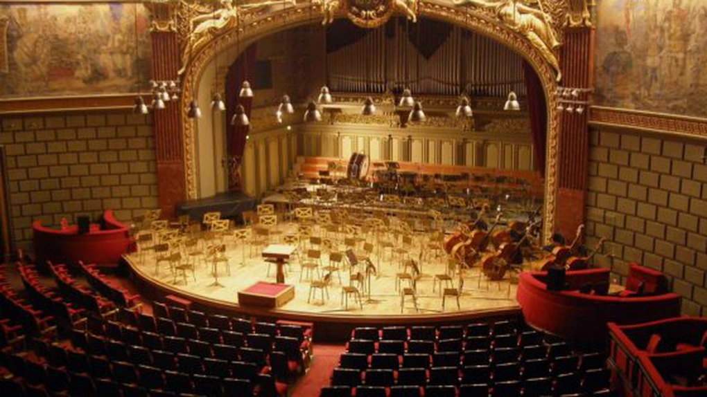 Angajaţii Filarmonicii din Capitală protestează în faţa Ateneului, cerându-şi drepturile salariale