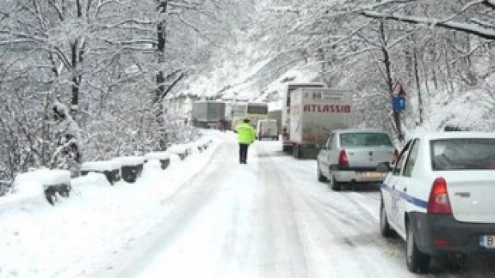 Aglomerație pe DN 1: Turiştii se întorc de la munte. Traficul rutier a fost deviat