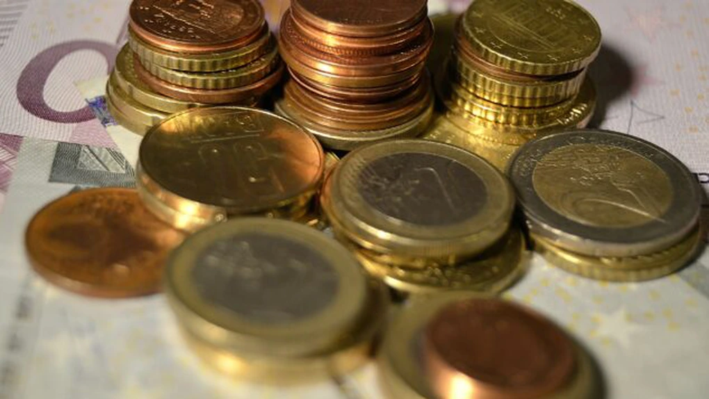 Cursul a coborât uşor sub 4,37 lei/euro la finalul săptămânii