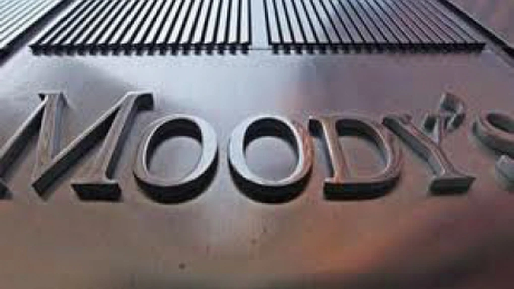 Moody's vrea să retrogradeze peste 100 de bănci