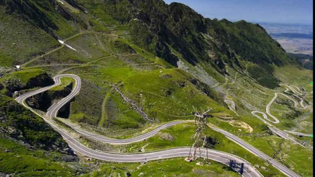 Transfăgărăşanul se închide de vineri seară din cauza unor surpări ale şoselei provocate de ploi