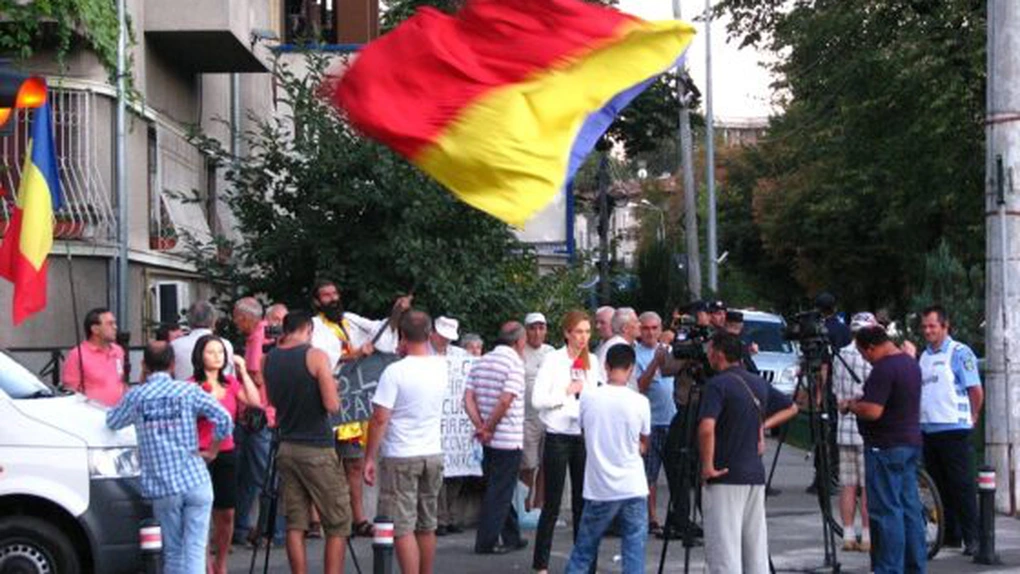 Peste 150 de persoane protestează la Cotroceni faţă de revenirea lui Traian Băsescu
