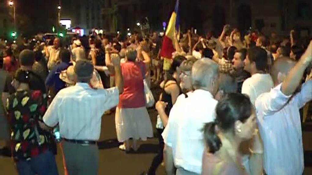 Protestatarii din Piaţa Universităţii s-au comasat pe ambele părţi ale bulevardului Nicolae Bălcescu