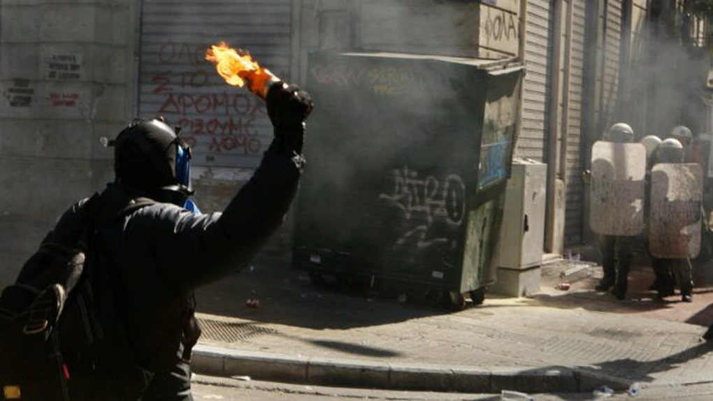 Proteste violente în Grecia: Manifestanţii se bat cu forţele de ordine