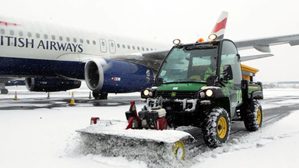 Heathrow a anulat 260 de zboruri din cauza zăpezii şi a vizibilităţii reduse