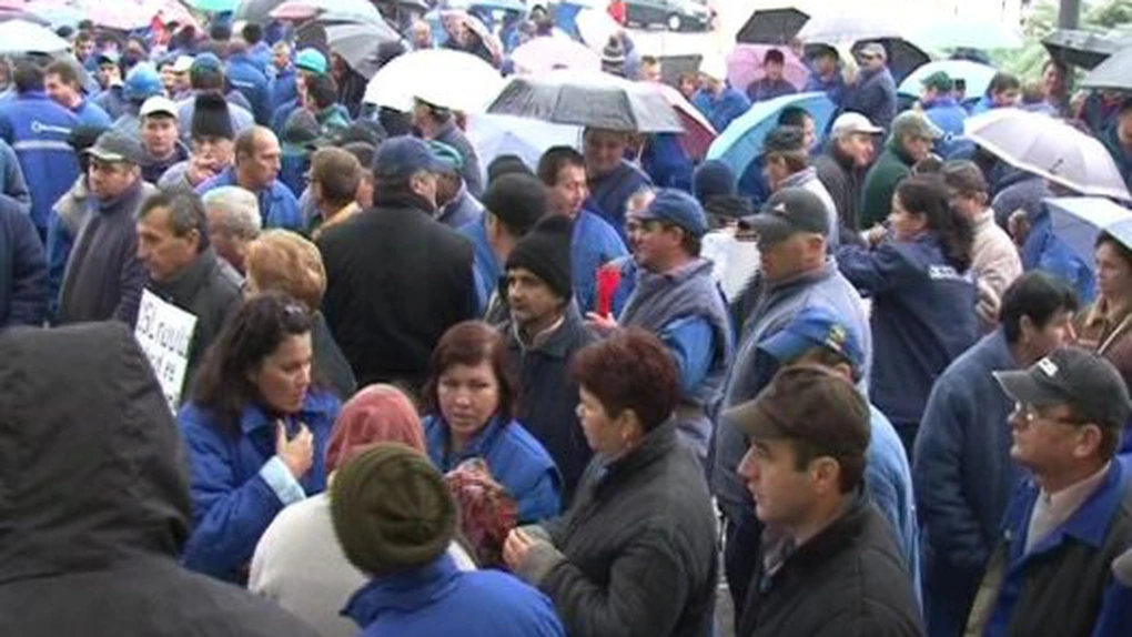 Peste 1.100 de angajaţi ai Oltchim şi ai Diviziei Petrochimice Bradu au protestat la Râmnicu Vâlcea