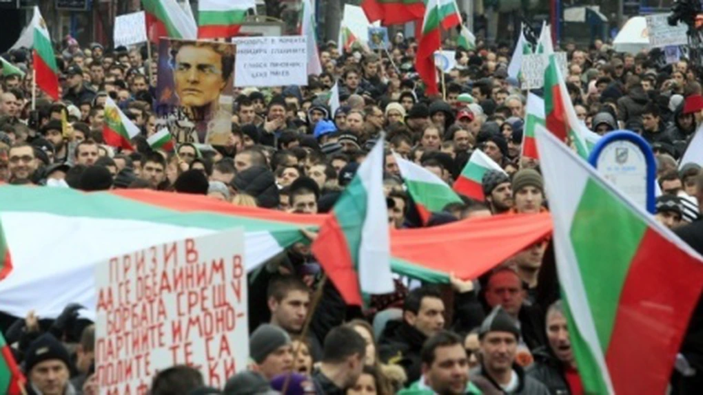 Zeci de mii de persoane protestează în Bulgaria faţă de corupţie şi sărăcie