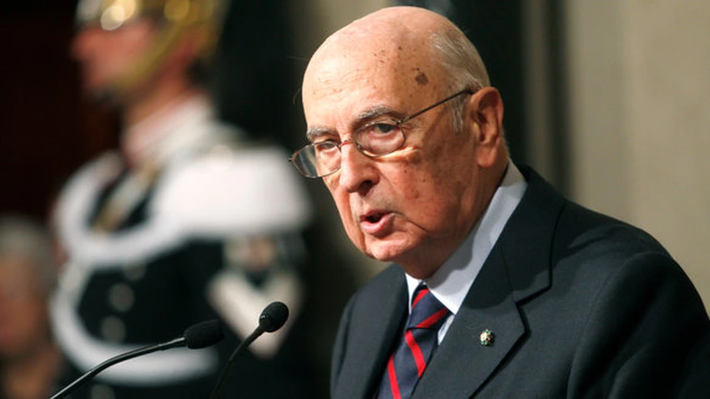 Giorgio Napolitano îl îndeamnă pe Berlusconi să accepte condamnarea, sugerând că l-ar putea graţia