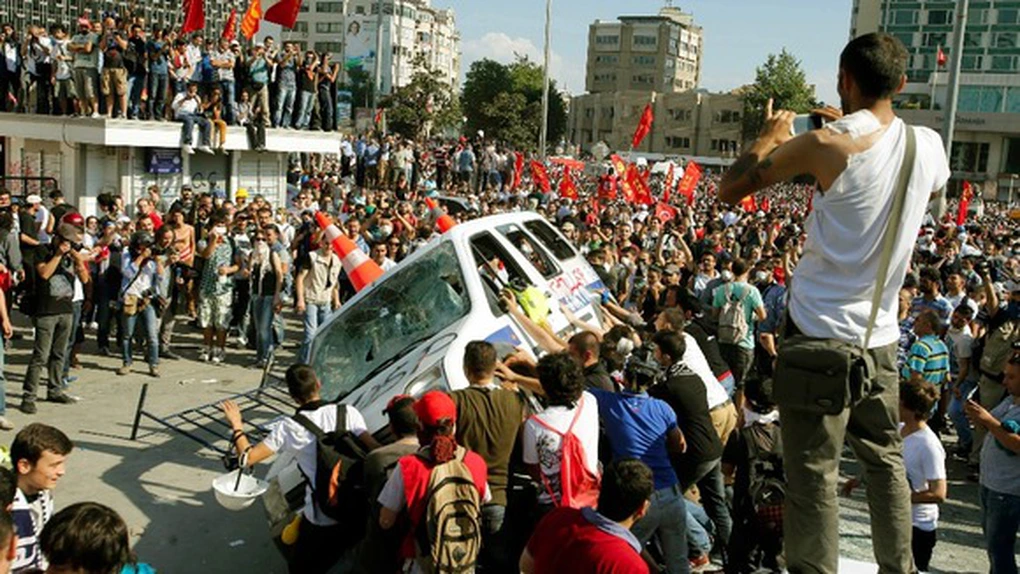 Recep Tayyip Erdogan, aşteptat în ţară de zeci de mii de manifestanţi care îi cer demisia
