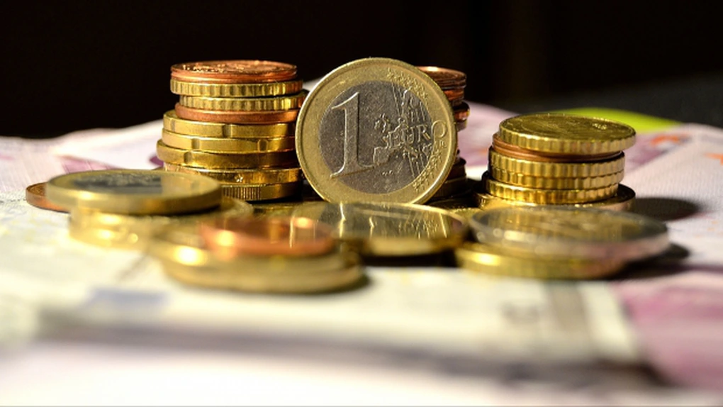 Cursul a scăzut sub 4,43 lei/euro în prima oră a şedinţei interbancare, pe rulaje reduse
