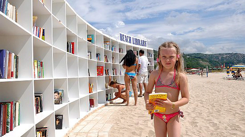 Prima bibliotecă pe plajă din Europa, amenajată în staţiunea Albena din Bulgaria