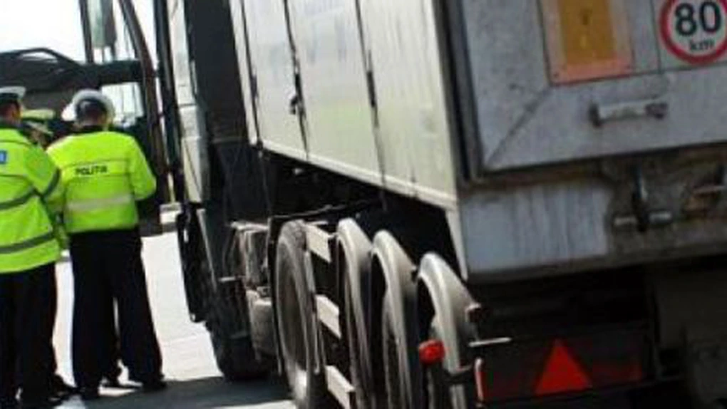 Mărfuri de un milion de lei, blocate de poliţişti după controale la tiruri şi centre comerciale