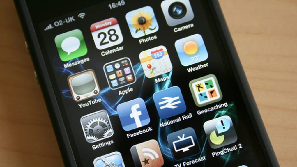 Vânzările iPhone, la jumătate faţă de cele ale rivalului Samsung, în trimestrul al doilea