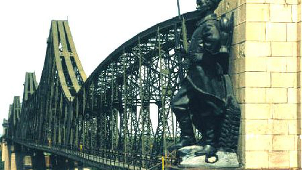 Podul de peste Dunăre se va închide pentru trenuri. Se va circula din nou pe 
