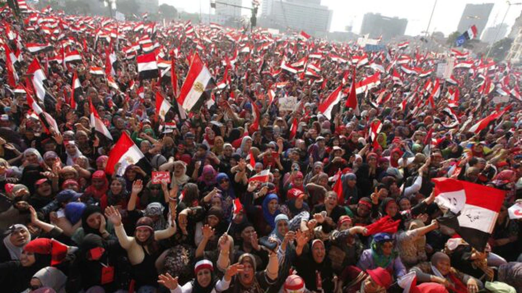 Poliţia egipteană primeşte autorizaţia de a deschide focul asupra manifestanţilor violenţi