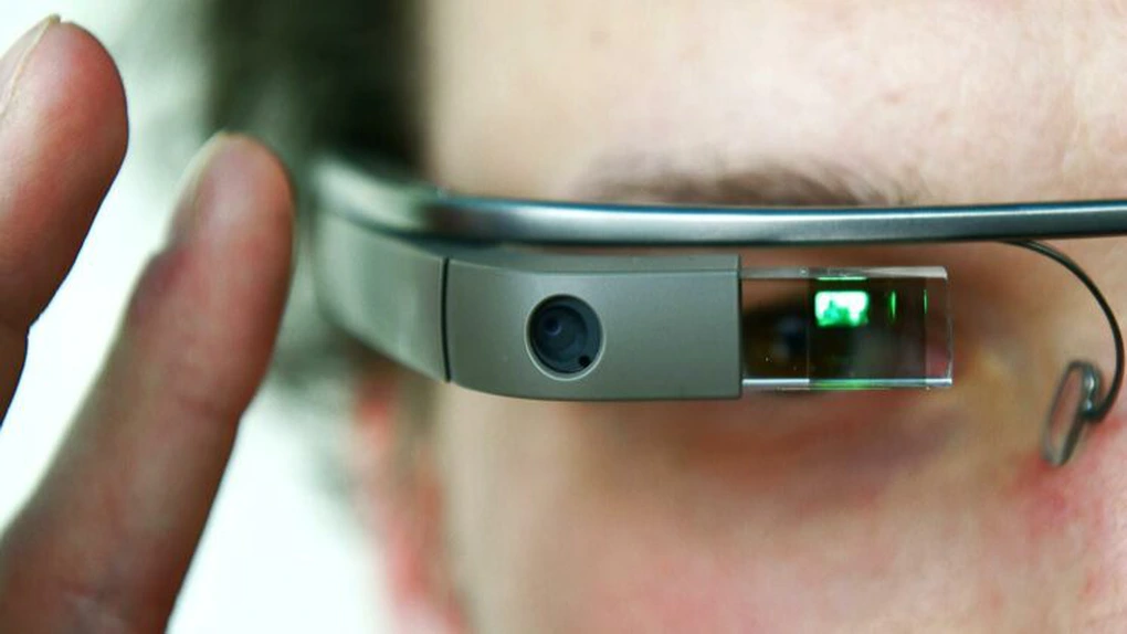 Ochelarii Google Glass au ajuns în România. Unde şi când îi poţi testa