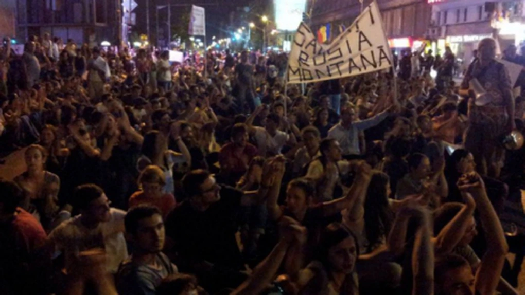 Aproximativ 500 de manifestanţi împotriva proiectului Roşia Montană, în marş în Capitală
