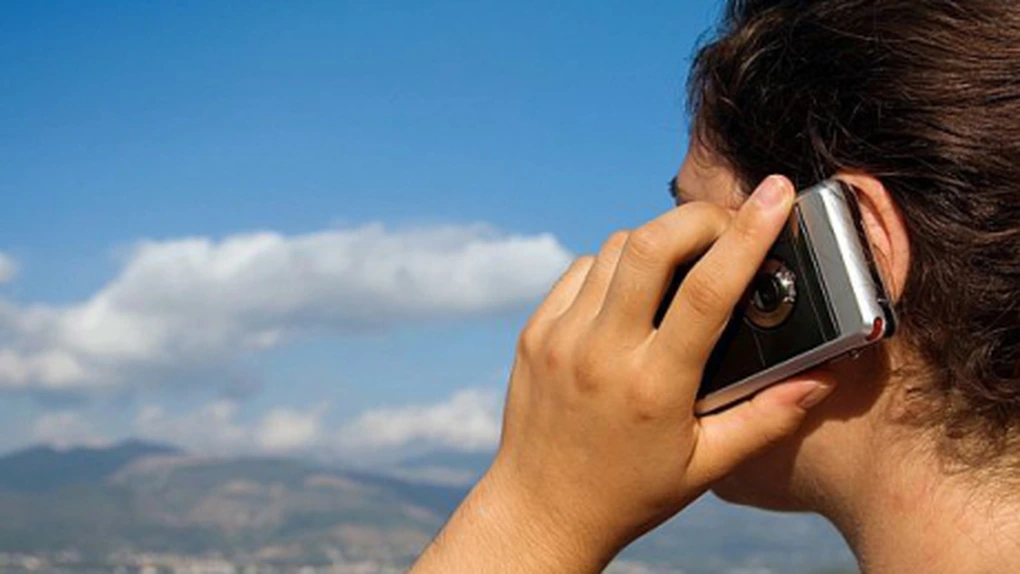 Americanii folosesc două ore pe zi telefoanele mobile, însă doar 23 de minute pentru a conversa
