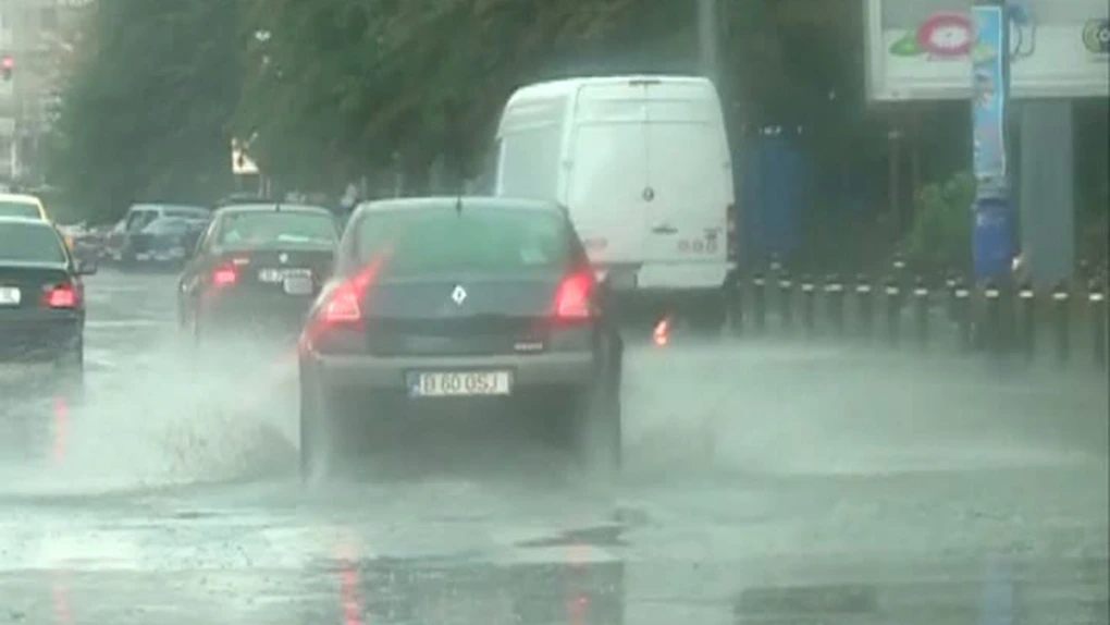 Circulaţie îngreunată şi tamponări în Bucureşti, din cauza ploii