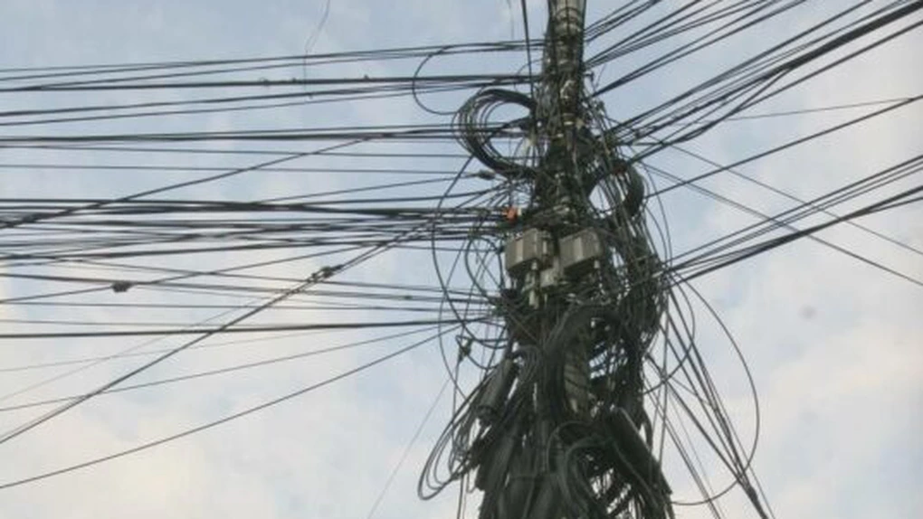Ultimatum de la Electrica pentru fosta Romtelecom: jos cablurile de pe stâlpii de curent