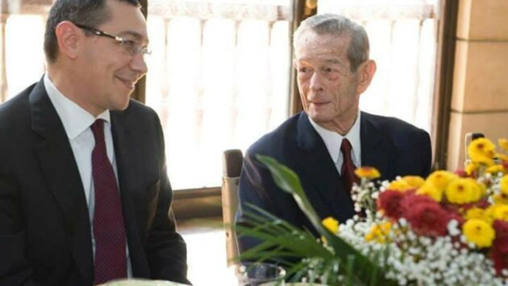 Fotografie cu premierul şi Regele Mihai stând la masă, la Săvârşin. Ponta: 