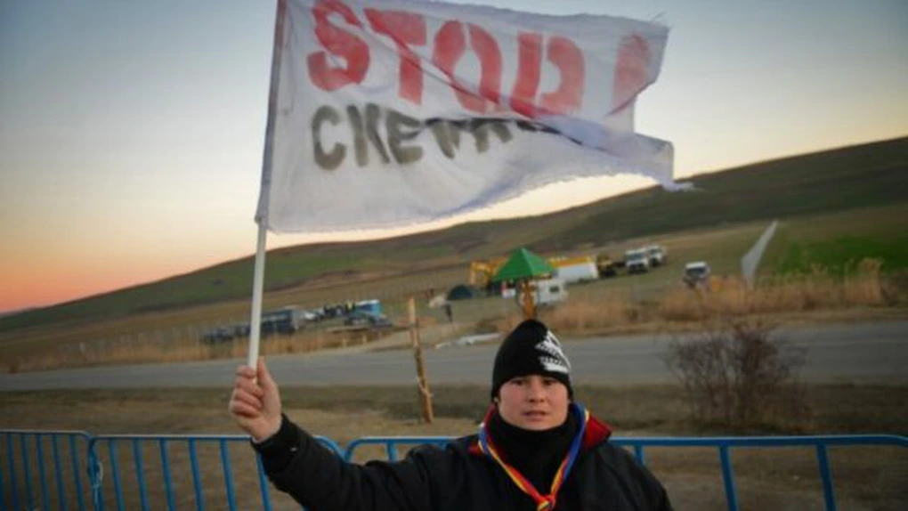 Gaze de şist: Activiştii Greenpeace din şapte ţări au protestat, la Pungeşti, în perimetrul sondei Chevron
