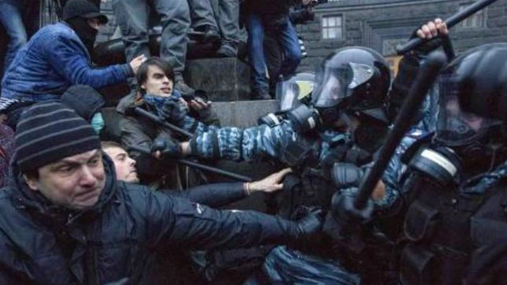 Ucraina: Un manifestant ucis, după ofensiva Poliţiei împotriva protestatarilor