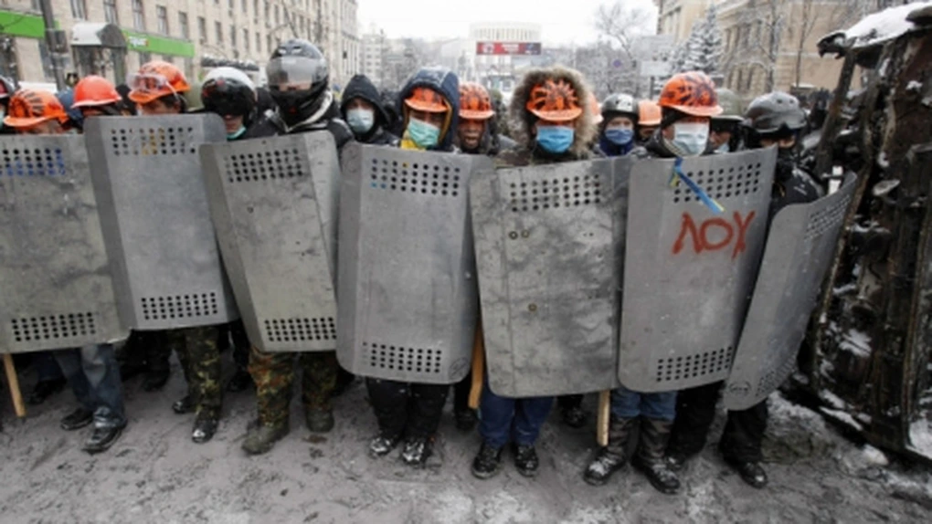 Kievul: Tentativele de soluţionare a crizei sunt vane. Manifestanţii depozitează arme