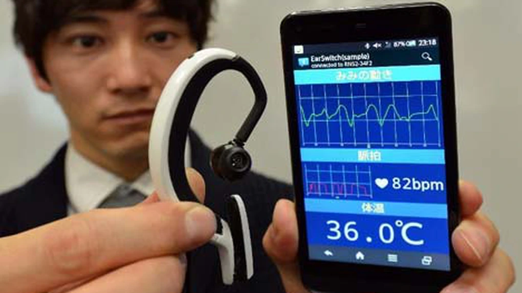 Japonezii lucrează la un mini-calculator portabil pe ureche
