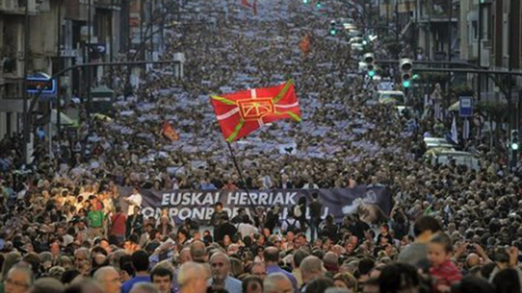 Zeci de mii de persoane solicită cu un lanţ uman dreptul bascilor de a decide asupra independenţei