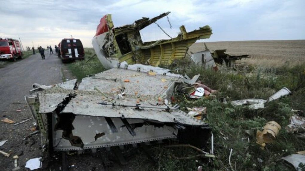 Rebelii nu acceptă experţi ucraineni la locul prăbuşirii avionului. Rusia promite că nu va lua cutiile negre