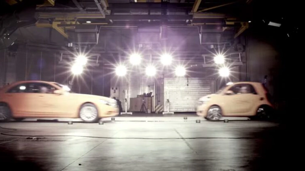 Ce se întâmplă când se ciocnesc un Smart Fortwo şi un Mercedes S-Klasse  VIDEO