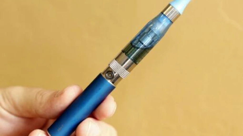 OMS cere interzicerea vânzării ţigărilor electronice minorilor