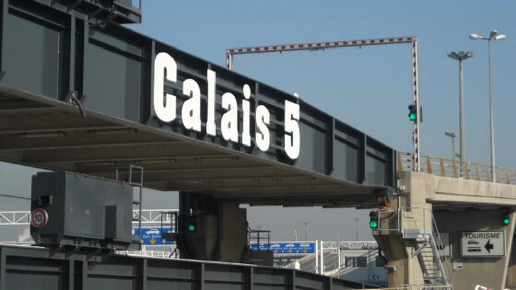 Franţa: Hollande afirmă că imigranţii de la Calais vor fi transferaţi în centre din întreaga ţară