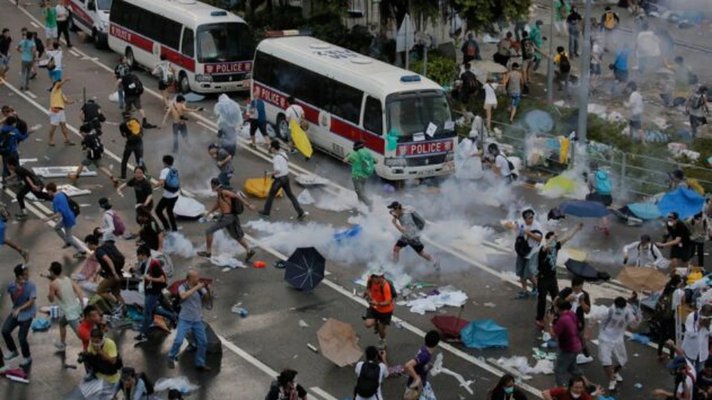 Hong Kong: Poliţia trage focuri în aer după o revoltă - mass-media