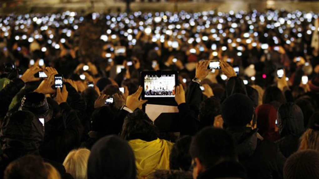 Aproape jumătate dintre români au smartphone-ul conectat permanent la internet - studiu