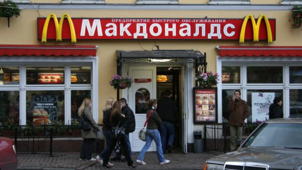 McDonald's va încetini extinderea în Rusia, pe fondul declinului rublei