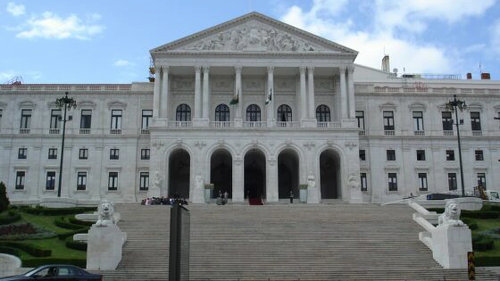 Portugalia: lege mai dură pentru controlul averilor politicienilor şi funcţionarilor publici