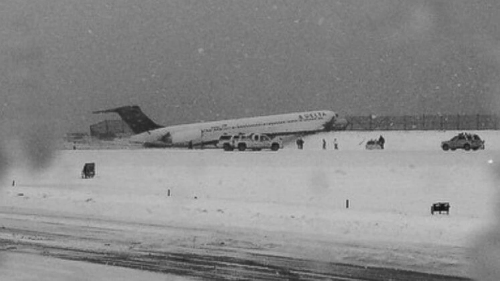 Un avion de pasageri a ieşit de pe pistă pe aeroportul LaGuardia din New York