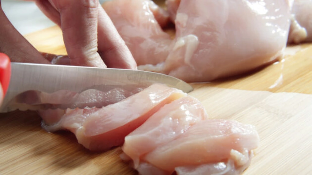 Patronatele din industria cărnii solicită aplicarea cotei TVA de 9% la carne şi preparate din carne, în 2015