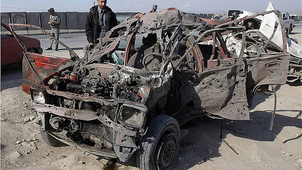 Trei militari români, răniţi în Afganistan în urma exploziei unei maşini-capcană