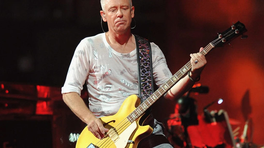 Basistul de la U2, Adam Clayton, a pierdut peste cinci milioane de euro în România
