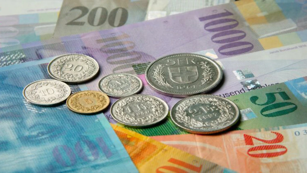 Clienţii cu credite în franci elveţieni protestează la sediile ANPC, OTP Bank şi BNR