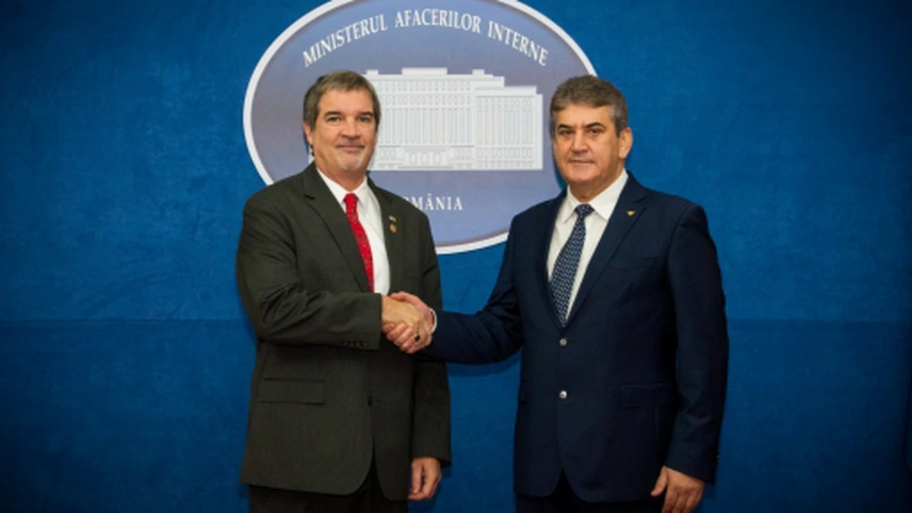 Gabriel Oprea a acordat Placheta de Onoare a MAI şefului Biroului FBI în România, Russell Ashenden