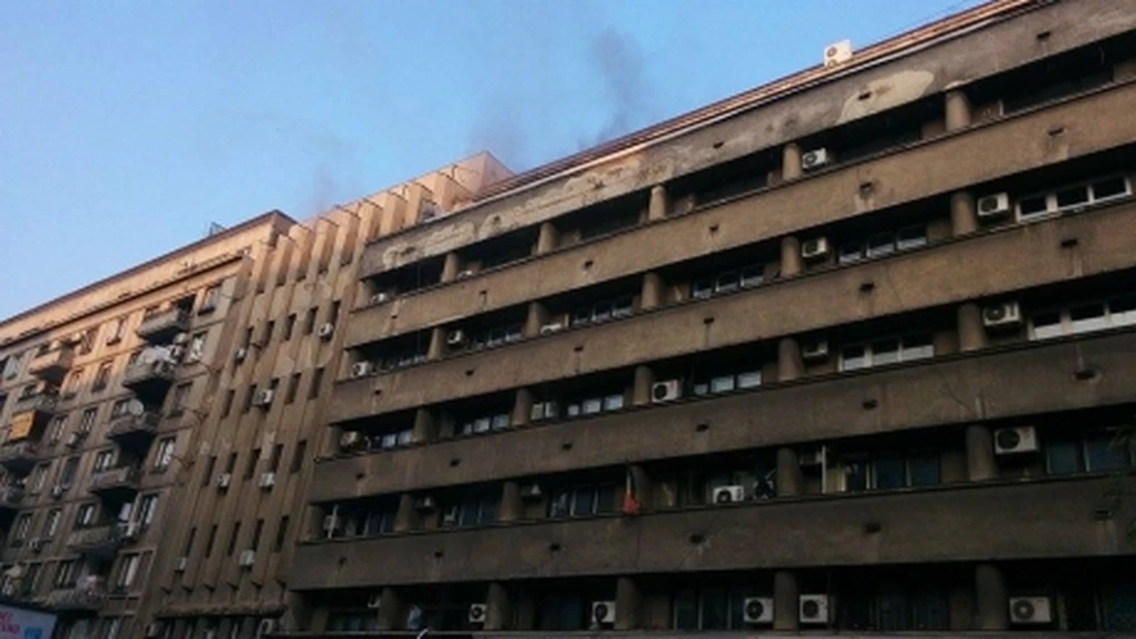 Incendiu într-un bloc de pe Bulevardul Magheru din Capitală. O persoană este rănită