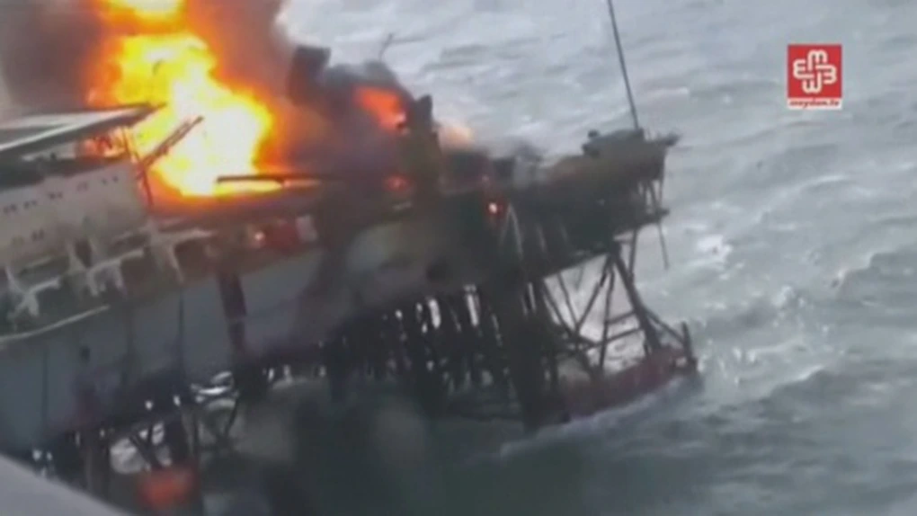Incendiu pe o platformă petrolieră din Marea Caspică. 30 de angajaţi sunt daţi dispăruţi