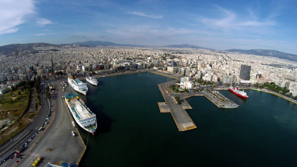 Chinezii de la Cosco vor deveni oficial acţionarul majoritar al portului Pireu din Grecia - Reuters