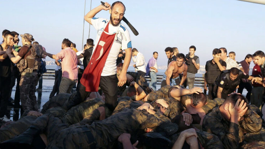 Poliţia turcă percheziţionează sediile a 44 de companii. 120 de persoane vizate de mandate de arestare