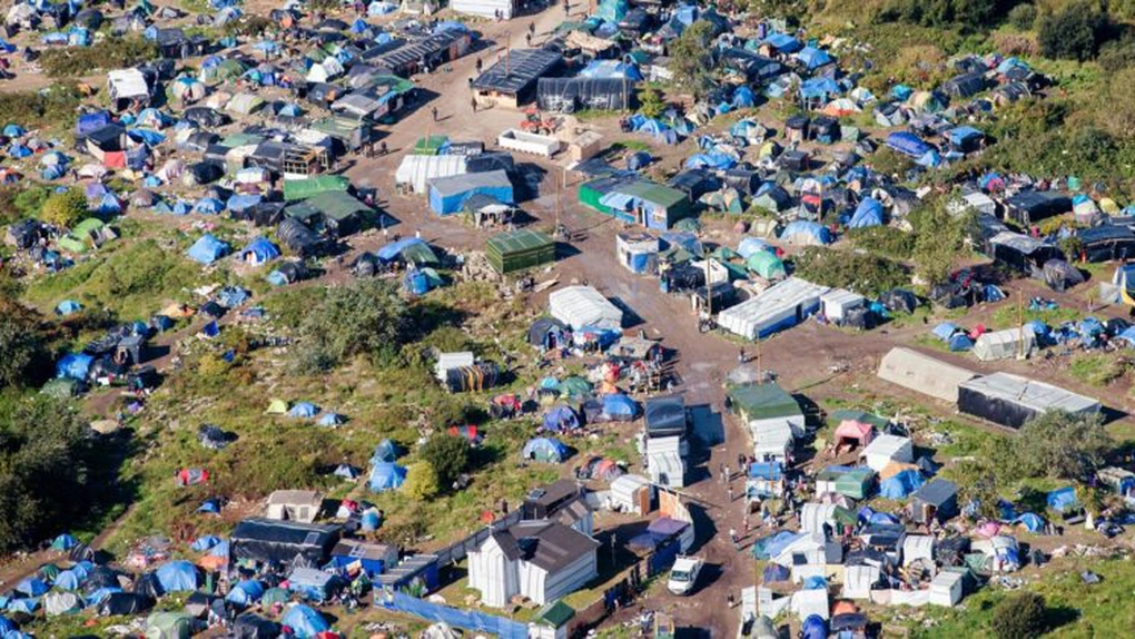 Prima zi de evacuare a 'junglei' de la Calais: 2000 de refugiaţi au părăsit tabăra improvizată