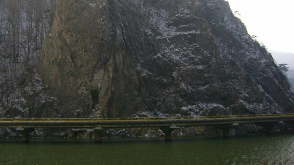 Termenul de finalizare a lucrărilor de consolidare a viaductului de pe DN 7, pe malul Lacului Cozia, devansat pe 1 decembrie